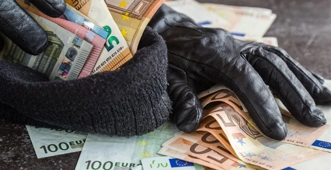 Ληστείες με μαχαίρια και όπλο σε φαρμακείο και πρακτορείο ΟΠΑΠ